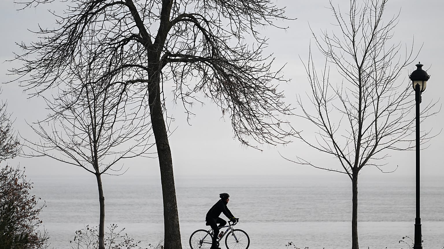 Der St.-Lorenz-Strom an einem milden Weihnachtstag in Montreal, Montag, 25. Dezember 2023.