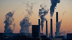 ينبعث الدخان من مداخن المصنع في التاسع من يناير 2020.