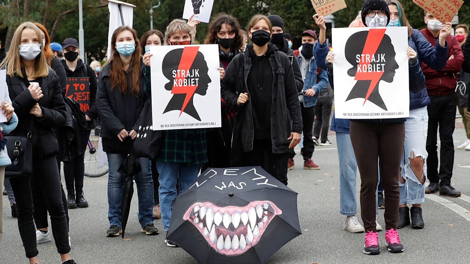 Aktywistki praw kobiet z plakatami akcji Strajku Kobiet protestują przeciwko niedawnemu zaostrzeniu restrykcyjnego prawa aborcyjnego w Polsce przed budynkiem parlamentu