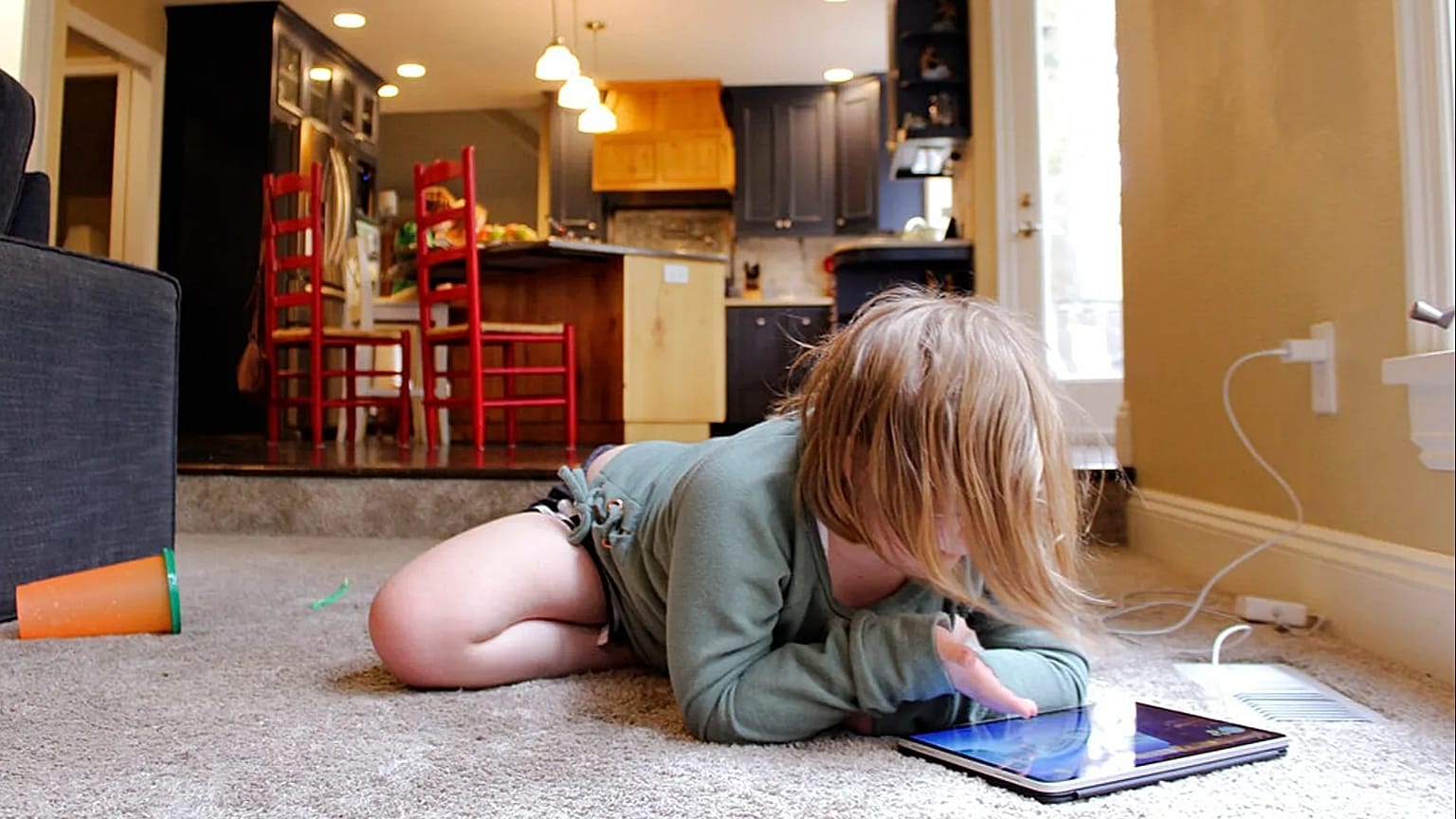 صورة تعبيرية لطفلة تشاهد مقاطع فيديو على وسائل التواصل الاجتماعي