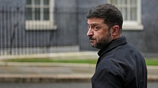 FILE - Президент Украины Владимир Зеленский оглядывается на представителей СМИ на Даунинг-стрит, Лондон, понедельник, 8 декабря 2025 г.