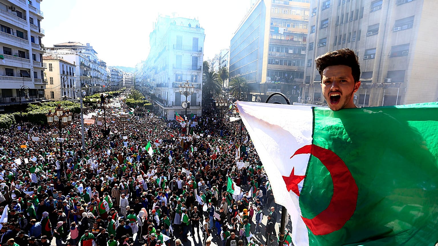 جزائري يهتف وهو يحمل العلم الوطني خلال احتجاج في الجزائر العاصمة، الجزائر،
