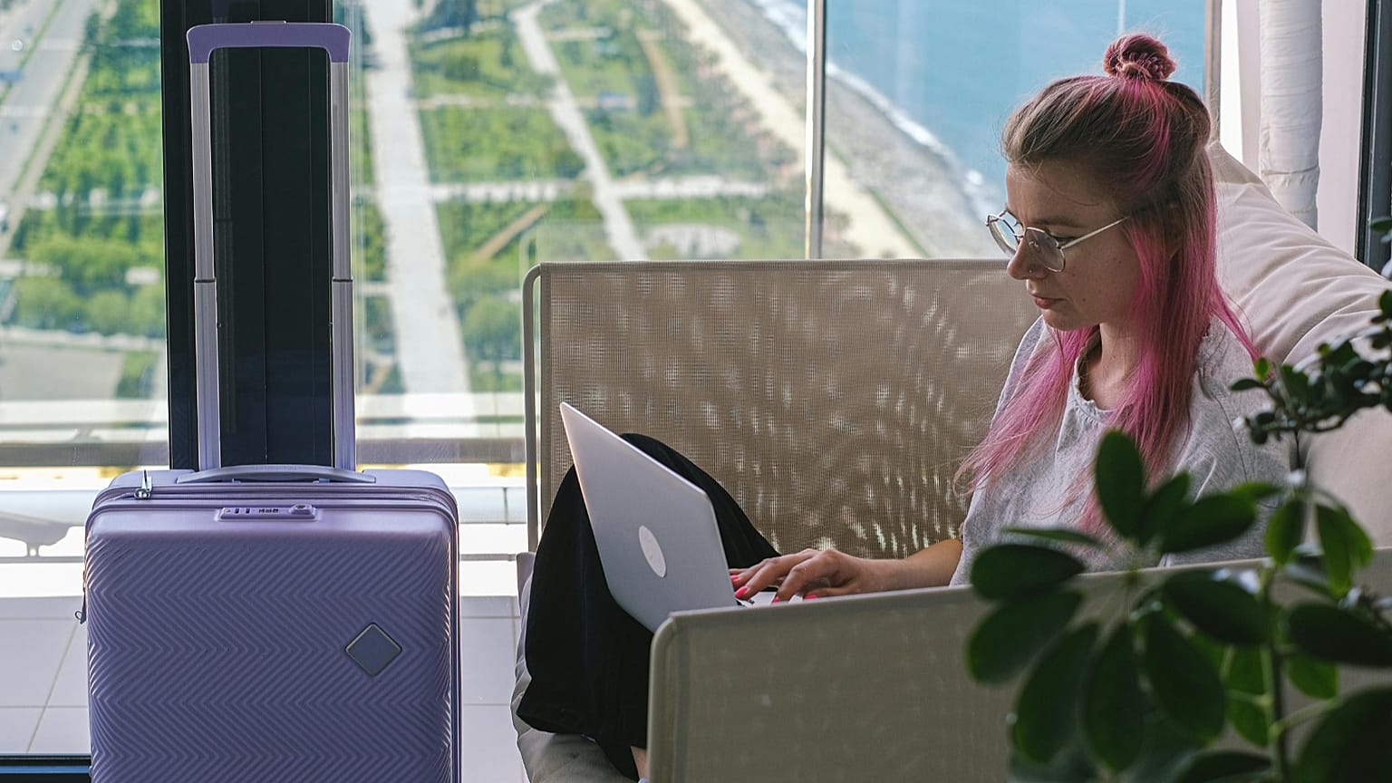 Mujer Nómada Digital Trabajando En Una Pintoresca Habitación De Hotel