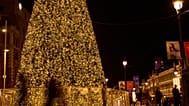 La gente se encuentra junto a una exhibición de luces del árbol de Navidad en Madrid, España, el jueves 27 de noviembre de 2025.