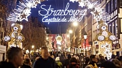 Multitud en el mercado navideño de Estrasburgo