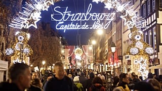 Tömeg a strasbourgi karácsonyi vásáron