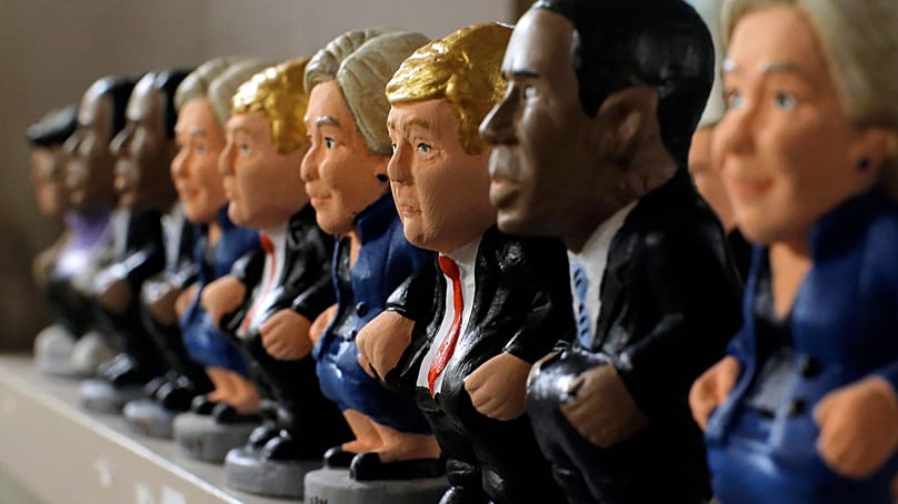 Amerikai politikusokat mintázó caganerek sorakoznak egy barcelonai üzlet polcain