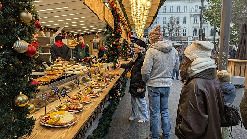 Lángossor a budapesti Vörösmarty téri karácsonyi vásár egyik standjánál