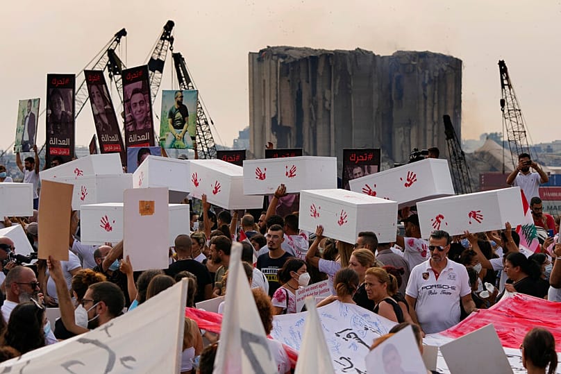 أهالي ضحايا انفجار مرفأ بيروت يحملون صور أحبّتهم وتوابيت رمزية خلال إحياء الذكرى الثانية للانفجار أمام المرفأ، في 4 آب 2022.