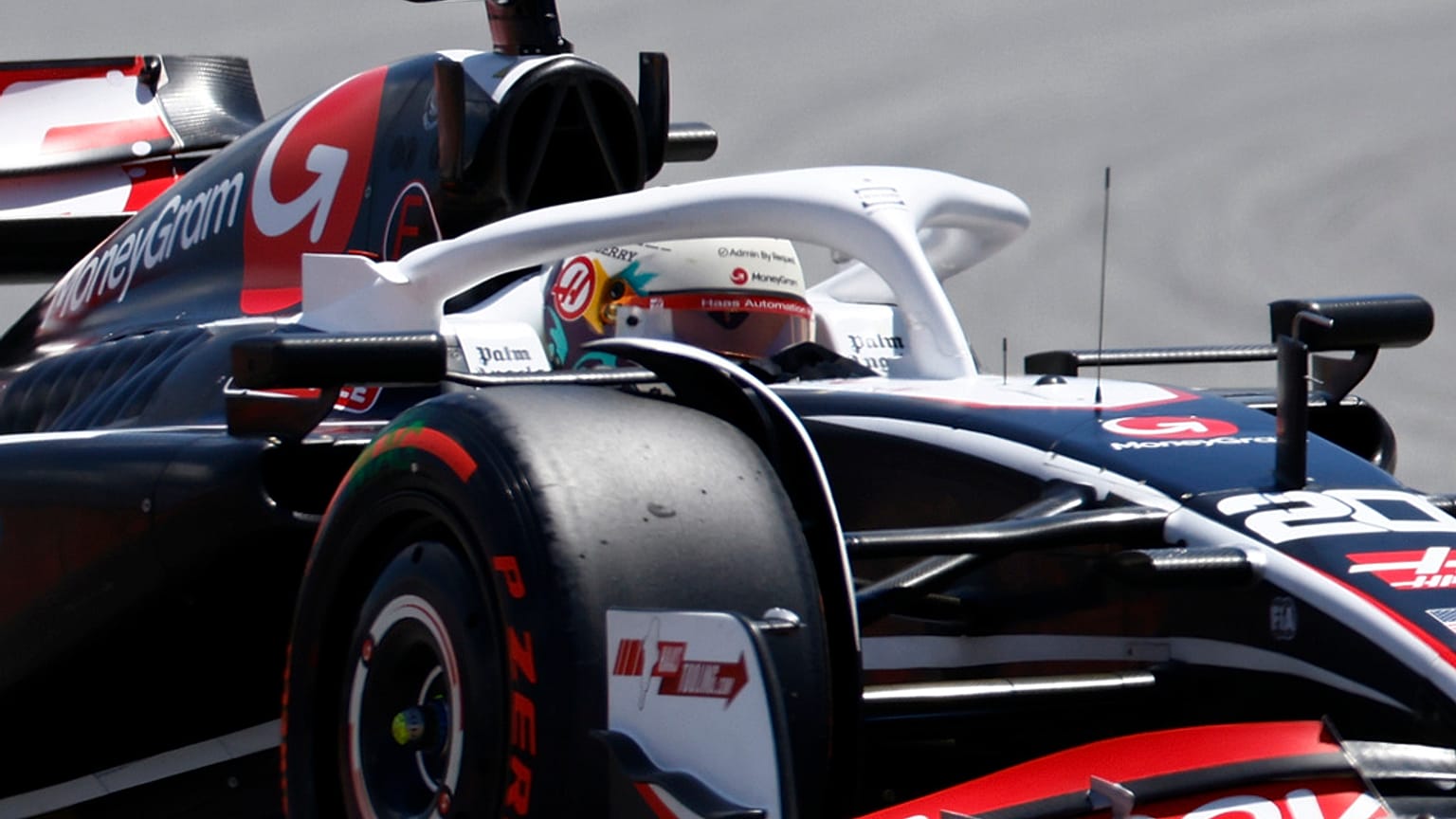 يقود سائق فريق هاس الدنماركي كيفن ماغنوسن سيارته على حلبة برشلونة كاتالونيا في مونتميلو، إسبانيا، يوم السبت 22 يونيو 2024.