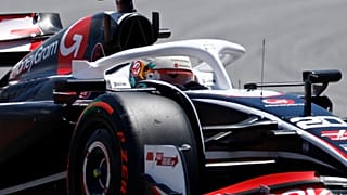 يقود سائق فريق هاس الدنماركي كيفن ماغنوسن سيارته على حلبة برشلونة كاتالونيا في مونتميلو، إسبانيا، يوم السبت 22 يونيو 2024.