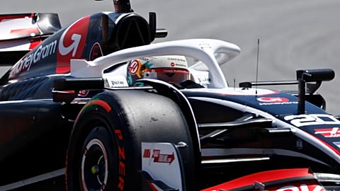 يقود سائق فريق هاس الدنماركي كيفن ماغنوسن سيارته على حلبة برشلونة كاتالونيا في مونتميلو، إسبانيا، يوم السبت 22 يونيو 2024.