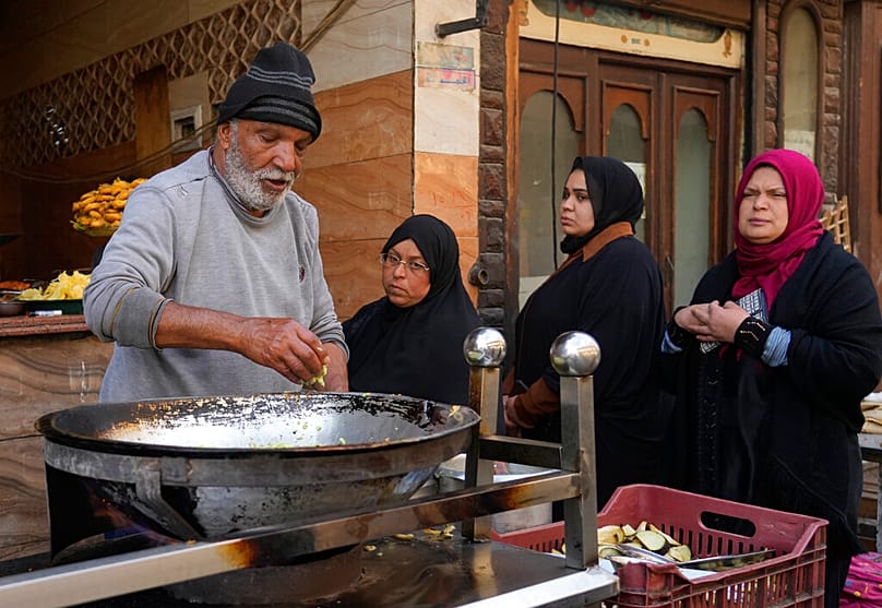 امرأة تنتظر لشراء الفول المقلي بالقاهرة، مصر، الثلاثاء 22 مارس 2022