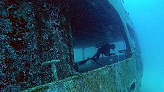 حطام سفينة في لاغون جزيرة ماجورو بشلال مارشال،