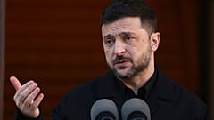 الرئيس الأوكراني فولوديمير زيلينسكي يشير بيده أثناء حديثه خلال مشاركته في مؤتمر صحفي مشترك مع رئيس الوزراء الأيرلندي مايكل مارتن في دبلن، أيرلندا، الثلاثاء 2 ديسمبر 2025. 