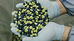 Сотрудник компании Eli Lilly and Company осматривает таблетки «Симбалта» 60 мг, популярный антидепрессант.