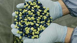Un empleado de Eli Lilly and Company examina comprimidos de Cymbalta de 60 mg, un medicamento antidepresivo popular.