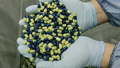 Un employé d’Eli Lilly and Company examine des comprimés de Cymbalta dosés à 60 mg, un antidépresseur très répandu.