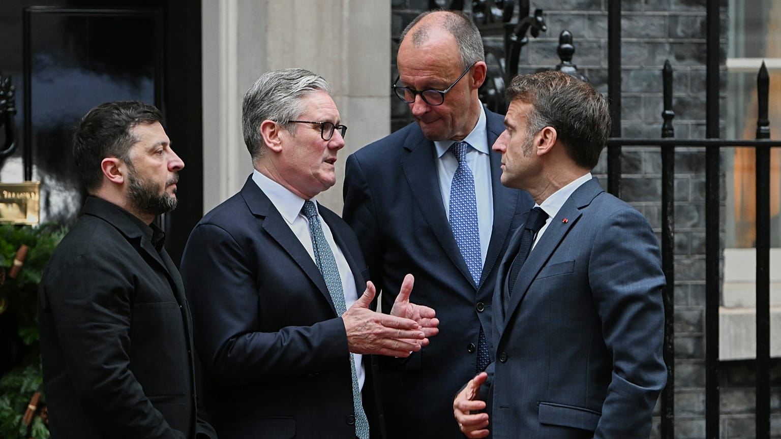 Volodimir Zelenszkij, Keir Starmer, Friedrich Merz és Emmanuel Macron Londonban, 2025. december 8-án.