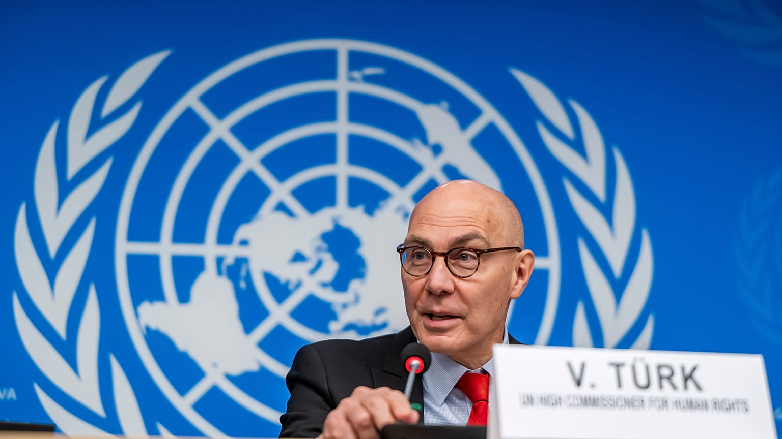  فولكر تورك، المفوض السامي للأمم المتحدة لحقوق الإنسان، خلال مؤتمر صحفي في نهاية العام، في المقر الأوروبي للأمم المتحدة، في جنيف، سويسرا، يوم الأربعاء 10 ديسمبر/كانون الأول 20