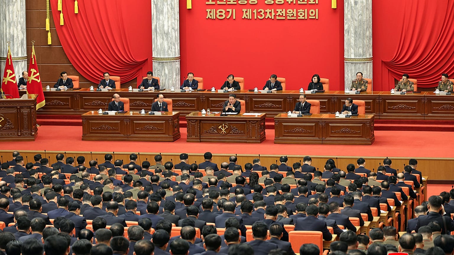 Kuzey Kore lideri Kim Jong-un bir parti oturumunda açıklamalarda bulunurken, 9 Aralık 2025