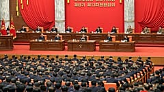 Kuzey Kore lideri Kim Jong-un bir parti oturumunda açıklamalarda bulunurken, 9 Aralık 2025