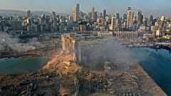 Uma imagem de drone mostra a destruição após uma explosão no porto marítimo de Beirute, a 5 de agosto de 2020 