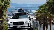 Waymo'ya ait bir otonom taksi, San Francisco'da bir yamacı tırmanırken, 4 Eylül 2025