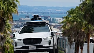 Waymo'ya ait bir otonom taksi, San Francisco'da bir yamacı tırmanırken, 4 Eylül 2025