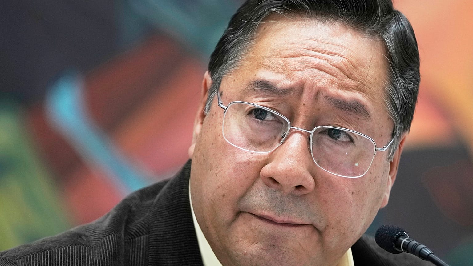 El presidente de Bolivia, Luis Arce, escucha preguntas durante una conferencia de prensa en el palacio presidencial en La Paz, Bolivia, el 21 de agosto de 2025.