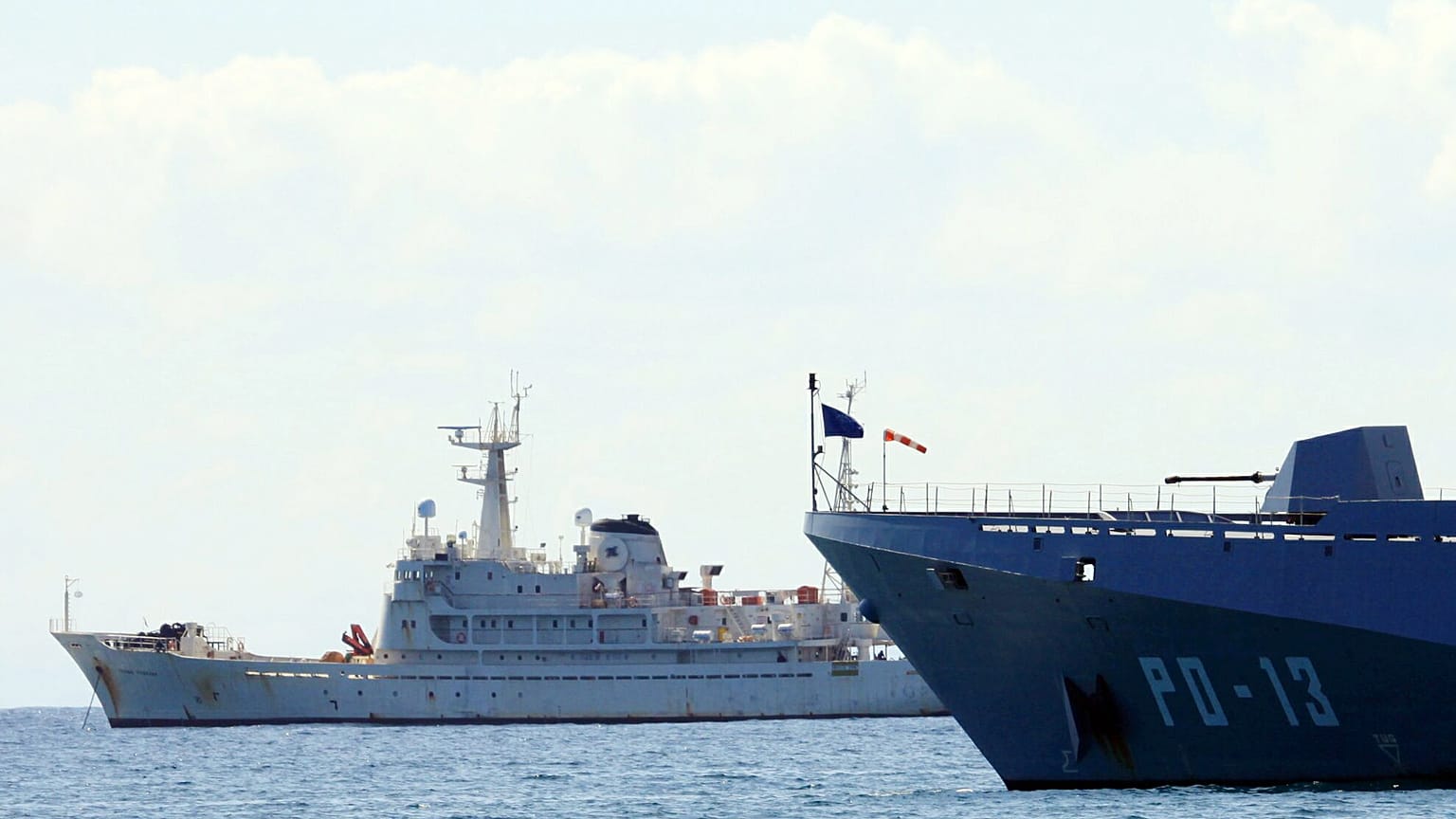  یک کشتی حامل پنج کارگر نفتی آمریکایی (سمت چپ) در روز یکشنبه ۱۳ اکتبر ۲۰۱۳ به ساحل جزیره مارگاریتا در ونزوئلا می‌رسد.