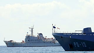  یک کشتی حامل پنج کارگر نفتی آمریکایی (سمت چپ) در روز یکشنبه ۱۳ اکتبر ۲۰۱۳ به ساحل جزیره مارگاریتا در ونزوئلا می‌رسد.