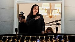 Лауреат Нобелевской премии мира Мария Корина Мачадо реагирует на толпу, собравшуюся в Гранд-отеле в Осло, Норвегия, рано утром 11 декабря 2025 года.