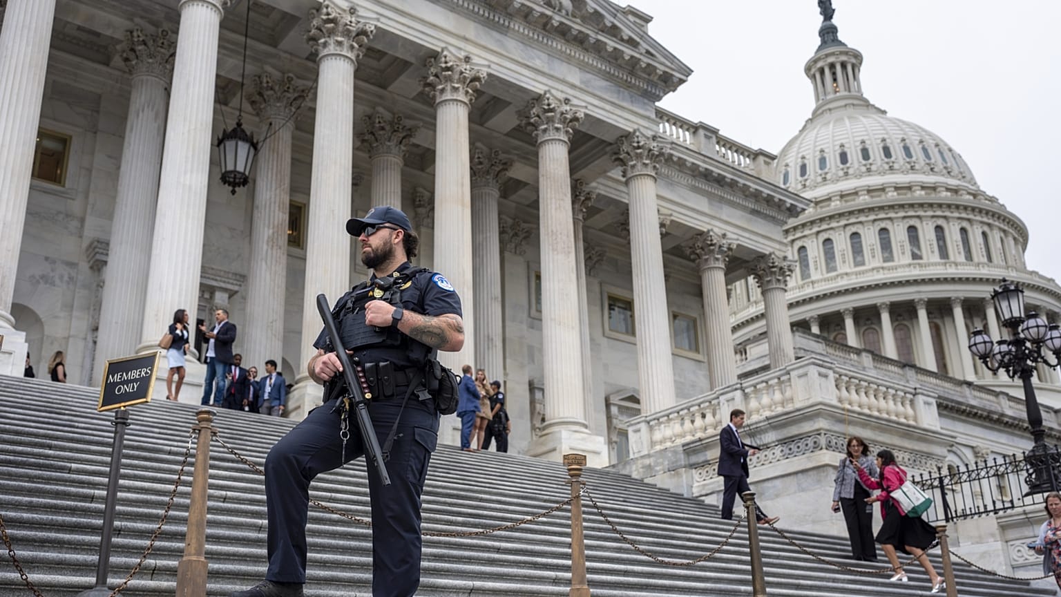 Rendőr őrködik a képviselőház bejáratánál
