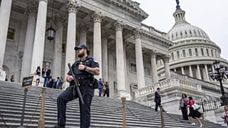 Rendőr őrködik a képviselőház bejáratánál