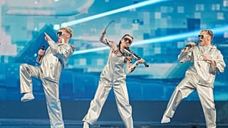 قدّمت فرقة VAEB من آيسلندا أغنية "ROA" خلال النهائيات الكبرى للدورة 69 من مسابقة يوروفيجن للأغاني، في بازل، سويسرا، يوم السبت، 17 أيار/مايو 2025. 