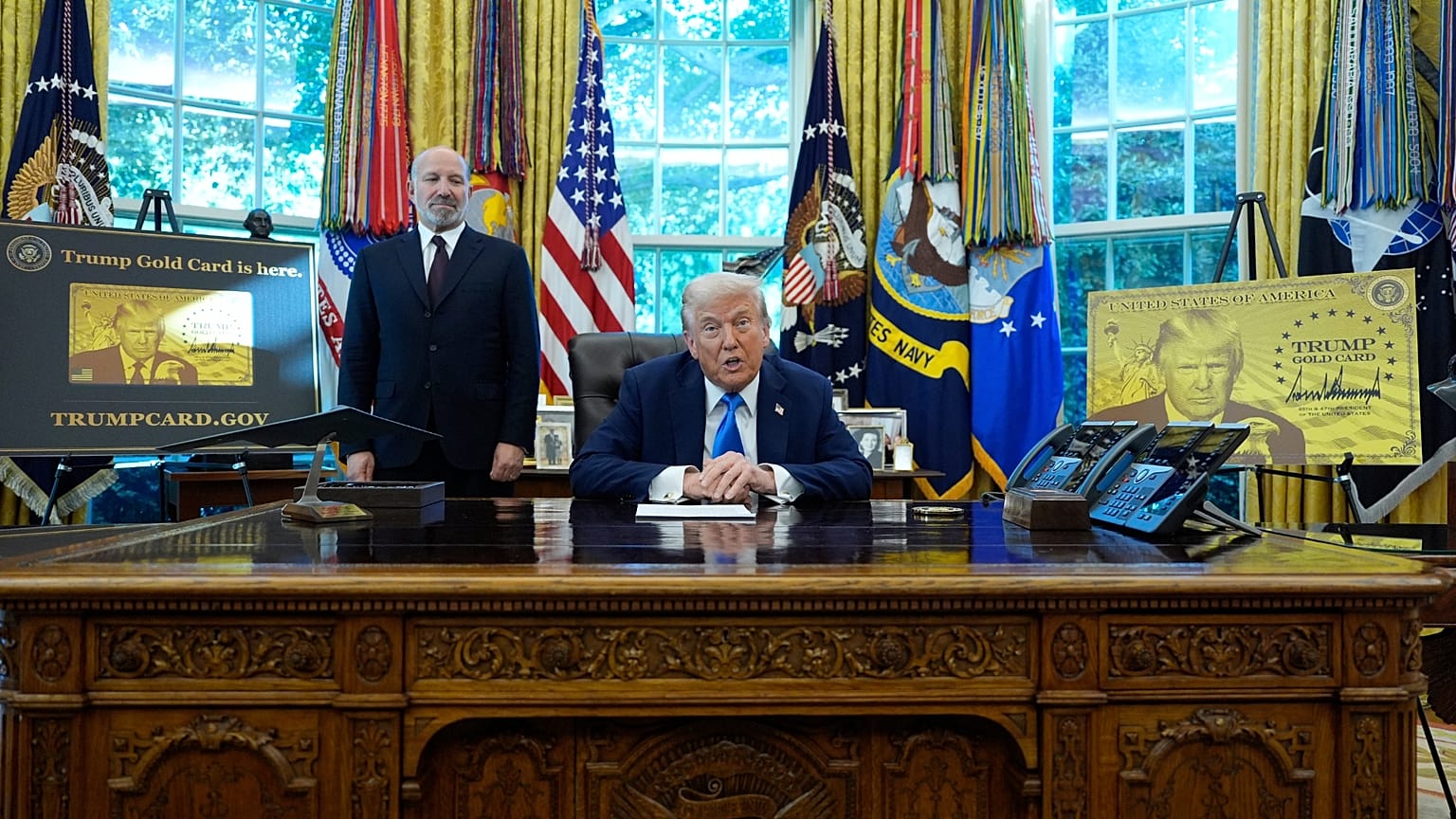 ABD Başkanı Donald Trump 'Trump Altın Kart' vize programını Oval Ofis'te tanıtıyor, 19 Eylül 2025.