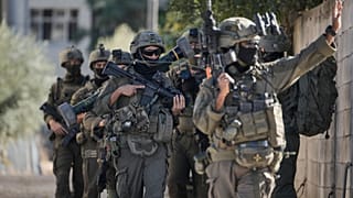 سربازان اسرائیلی در جریان یورش ارتش به شهر طوباس در کرانه باختری، چهارشنبه، ۲۶ نوامبر ۲۰۲۵، دیده می‌شوند