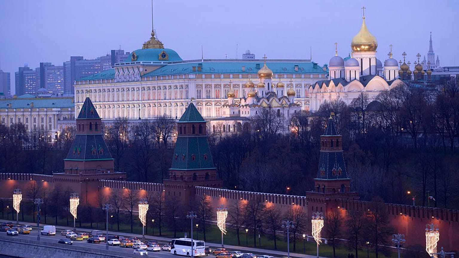 يُرى القصر الكبير في الكرملين والكنائس خلف جدار الكرملين بعد غروب الشمس في موسكو، ر��سيا، يوم الاثنين 8 ديسمبر 2025. (الصورة لوكالة أسوشييتد برس/ألكسندر زيمليانيتشينكو)