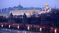يُرى القصر الكبير في الكرملين والكنائس خلف جدار الكرملين بعد غروب الشمس في موسكو، ر��سيا، يوم الاثنين 8 ديسمبر 2025. (الصورة لوكالة أسوشييتد برس/ألكسندر زيمليانيتشينكو)