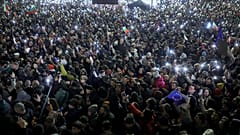 Протестующие включали на телефонах фонарики, словно факелы, и растущая толпа из десятков тысяч болгар заполнила центральную площадь Софии