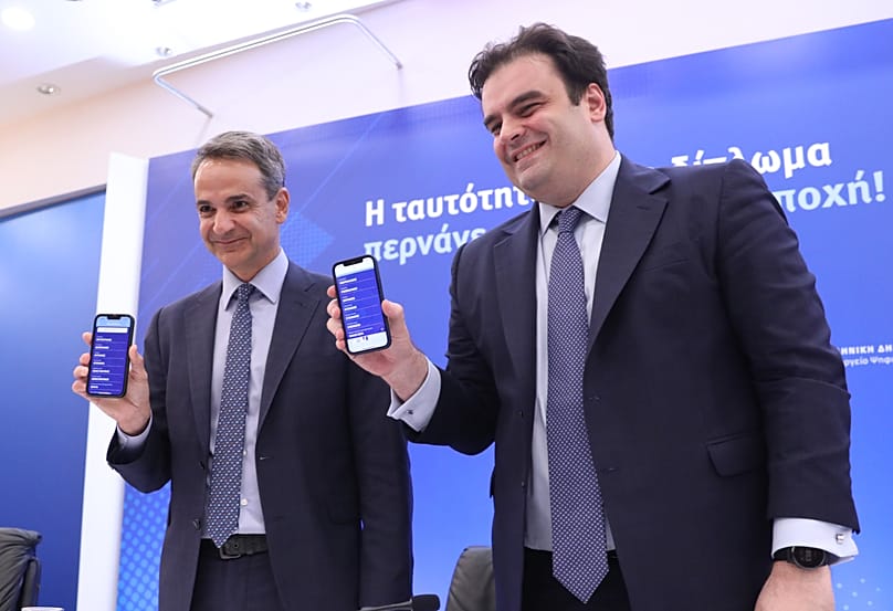 Pierrakakis (à direita) ao lado do primeiro-ministro grego, Kyriakos Mitsotakis (à esquerda), durante a apresentação da identidade digital