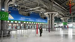 Женщина идёт по почти пустому залу лиссабонского аэропорта в начале всеобщей забастовки.