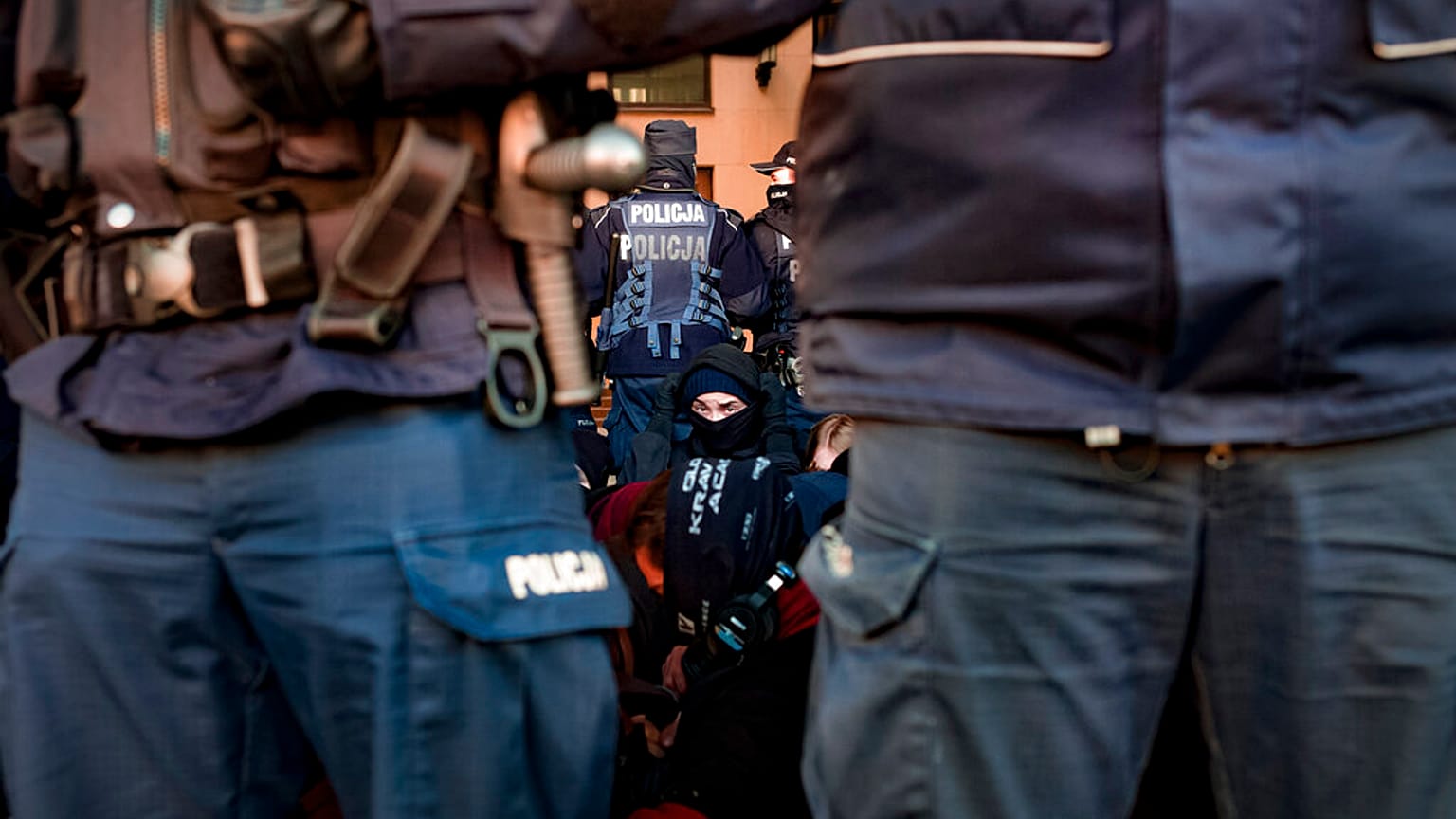 Policjanci otaczają protestujących blokujących ruch przed Sądem Rejonowym, zdjęcie poglądowe