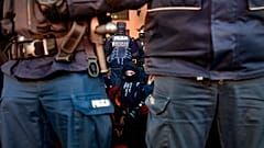 Полицейские окружают протестующих, блокирующих движение перед зданием окружного суда