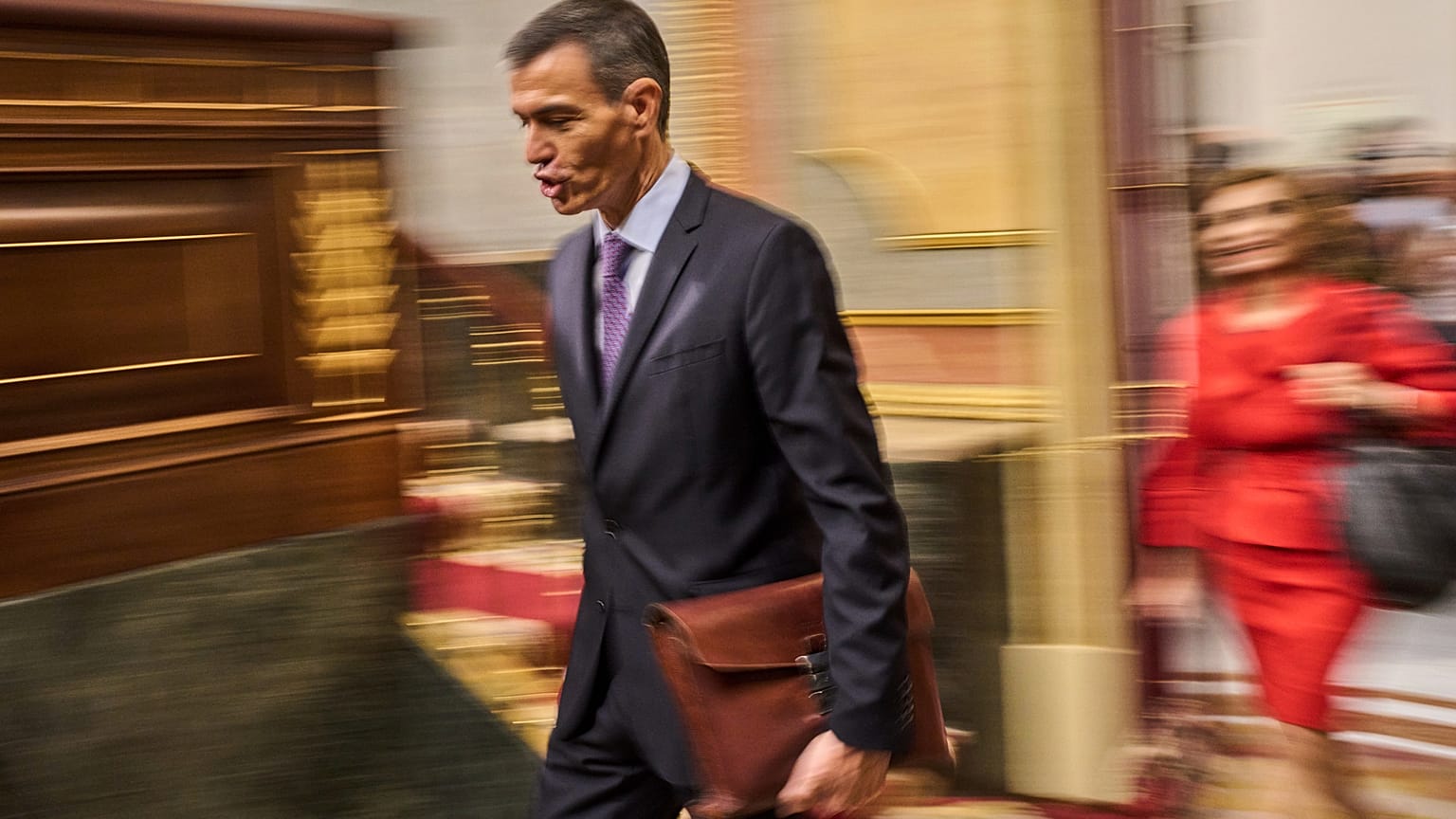 Pedro Sánchez, abandonando el hemiciclo tras una sesión 