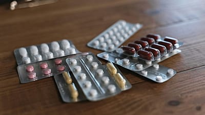 Des médicaments sont présentés.