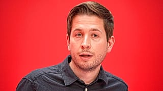 Kevin Kühnert und Ex-Bundeskanzler Olaf Scholz bei einer Parteiversammlung 2023