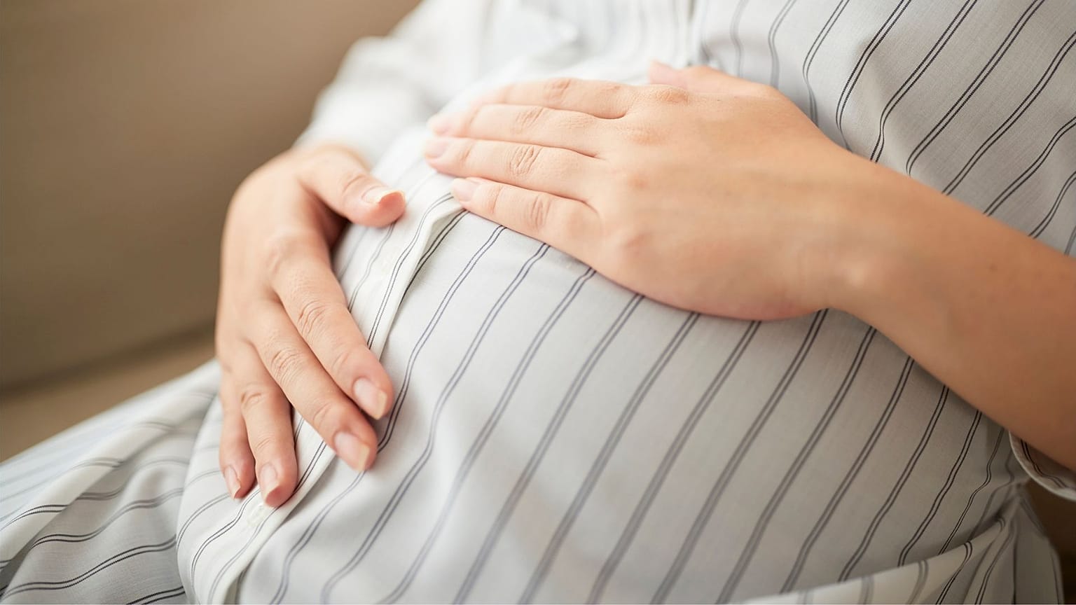 On voit une femme enceinte.