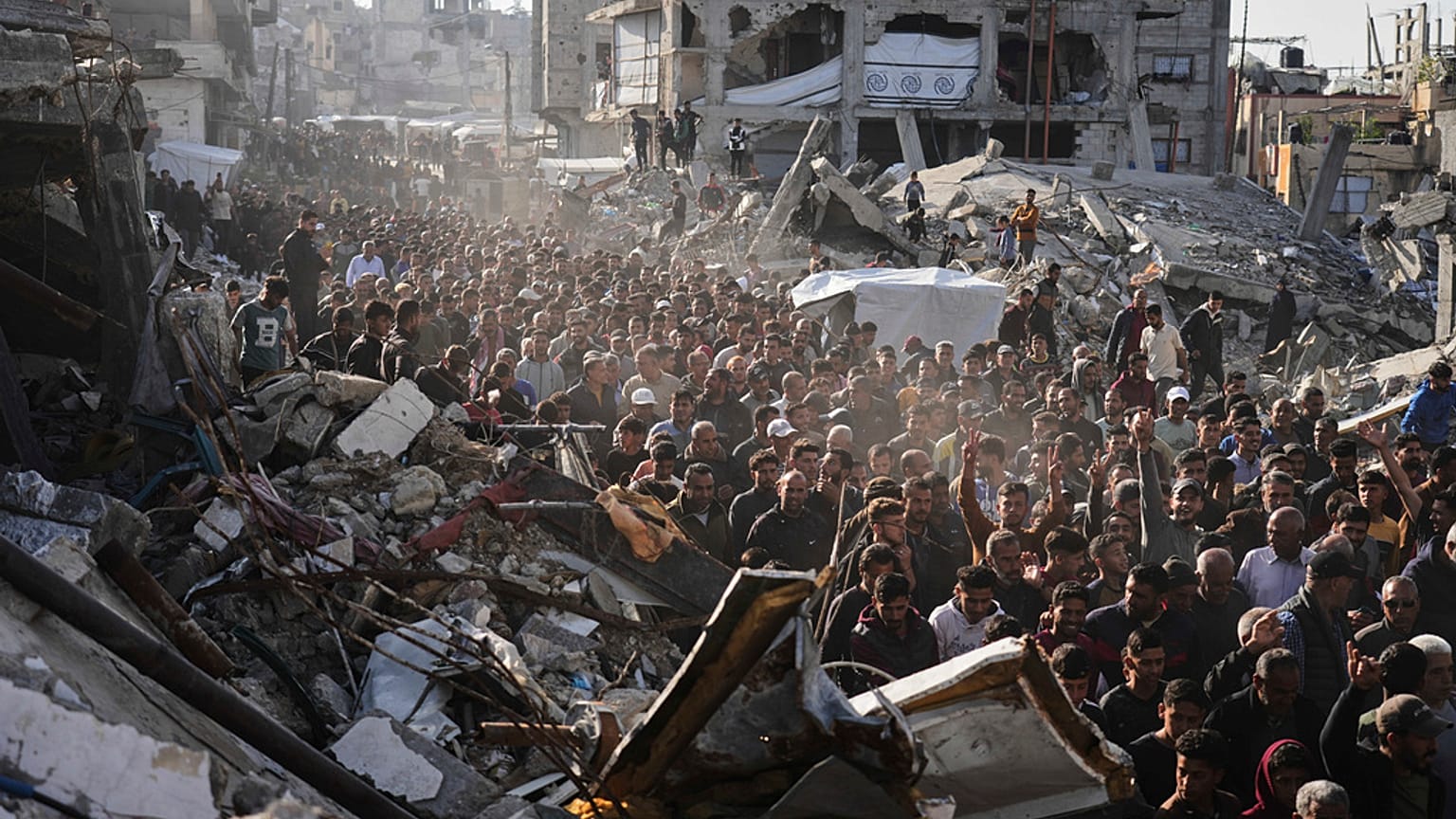 فلسطينيون يشاركون في احتجاج ضد الحرب وضد حركة حماس في بيت لاهيا، شمال قطاع غزة، يوم الأربعاء 26 مارس 2025.